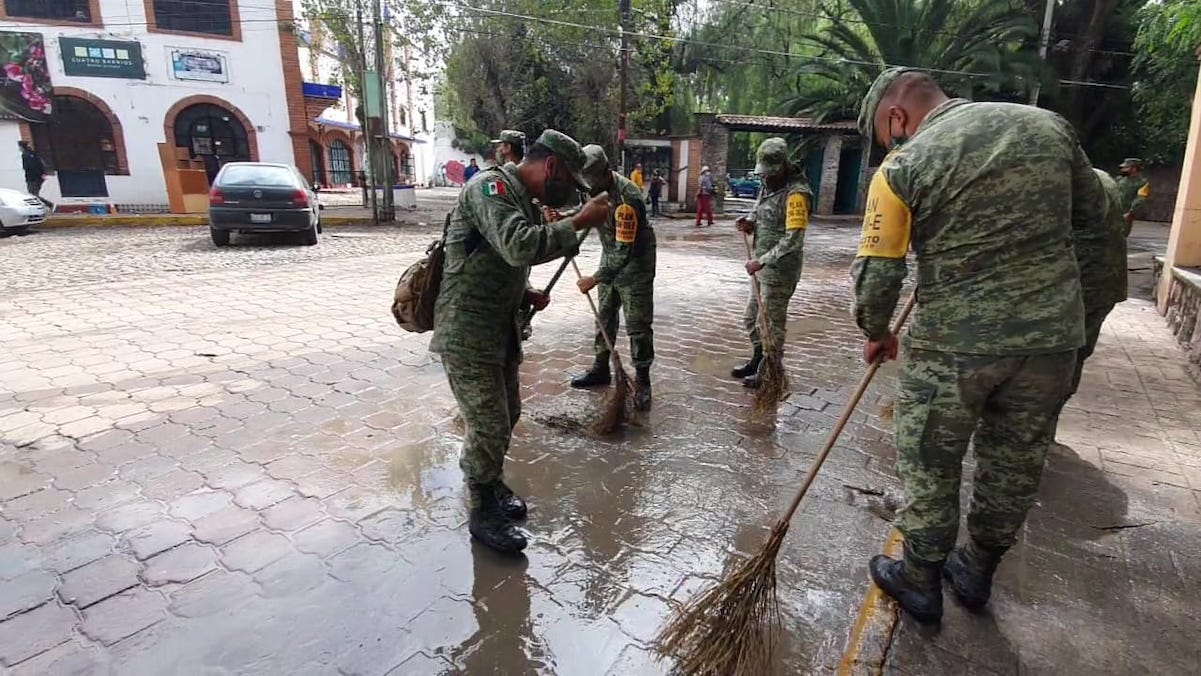 Tras la inundaci&oacute;n, inicia la limpieza de las calles en Tequis