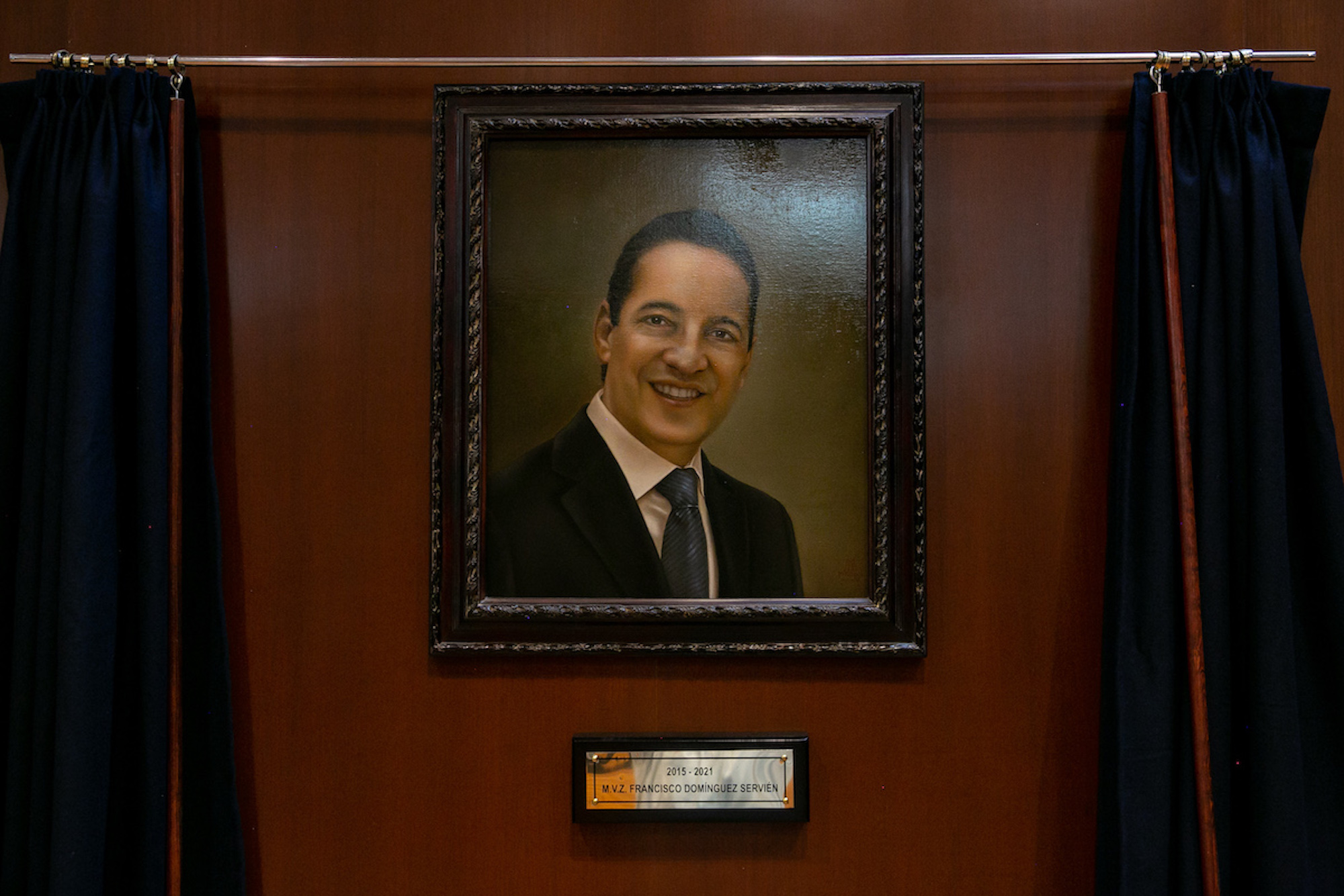 Develan retrato oficial de Francisco Dom&iacute;nguez en Palacio de Gobierno