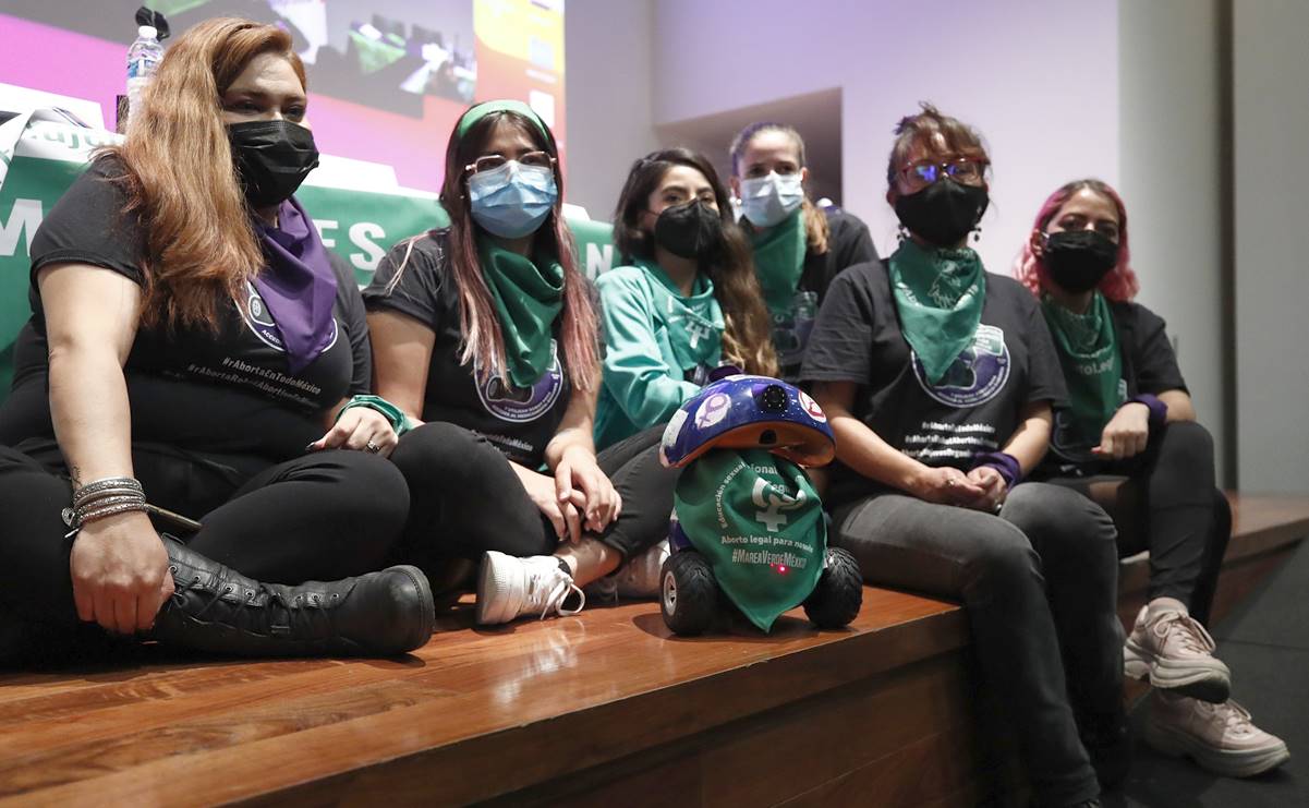 Con robot, colectivos feministas burlan prohibici&oacute;n del aborto en 11 estados de M&eacute;xico
