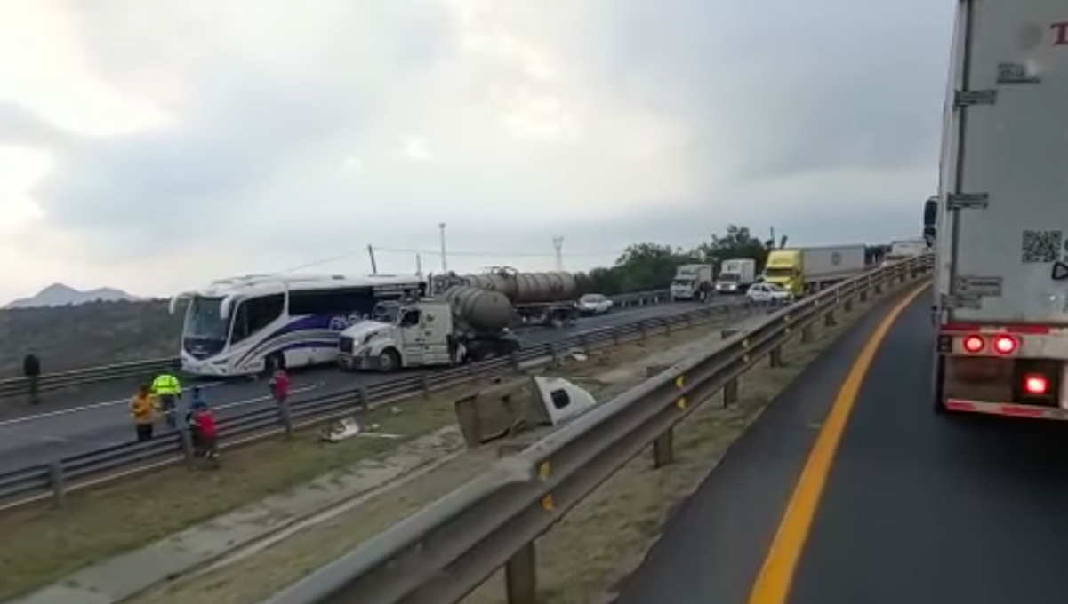 Accidente mantiene cerrada la autopista Quer&eacute;taro-San Luis Potos&iacute;