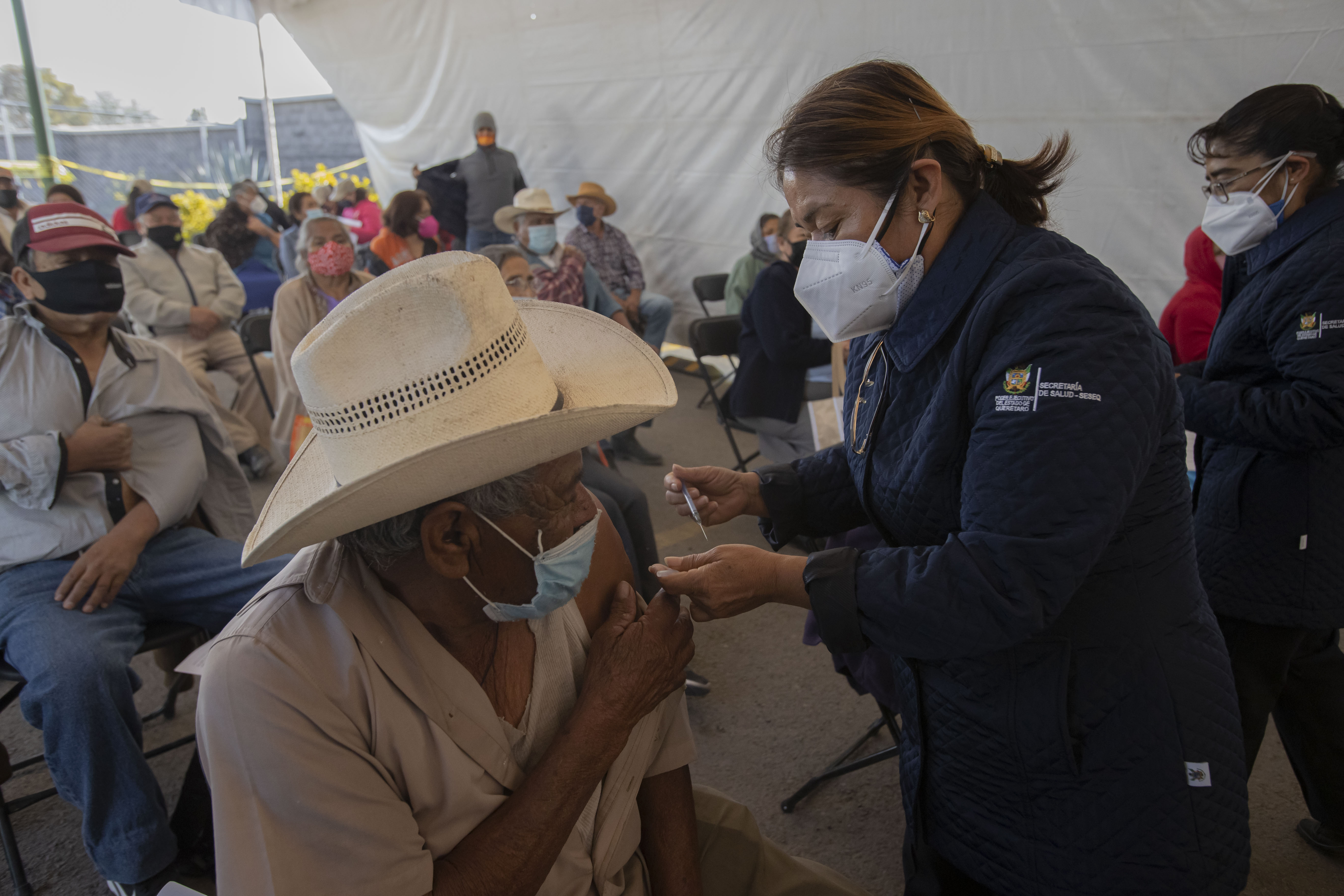 Adultos mayores en San Juan del R&iacute;o ya reciben refuerzo de AstraZeneca
