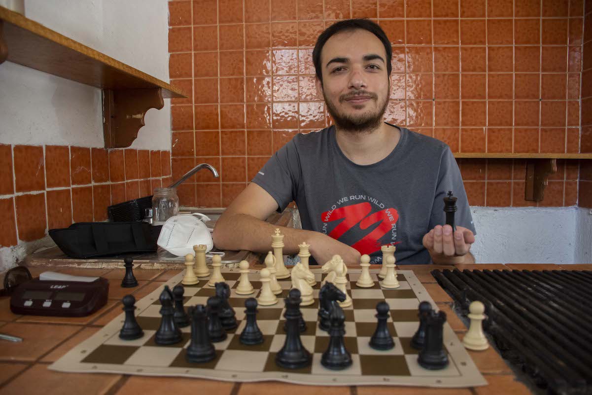 Vendiendo paletas de hielo, joven queretano busca ir a torneo de ajedrez a El Salvador