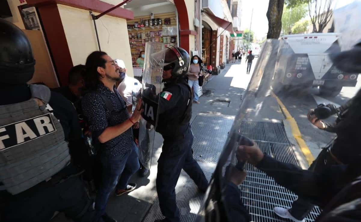 Polic&iacute;as agreden a periodista de EL UNIVERSAL durante marcha de comunidad gay en Toluca