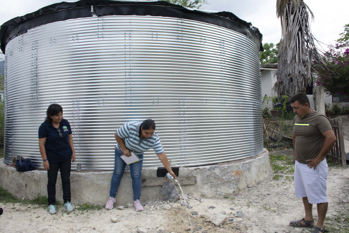 Para cuidar el agua, instalan tanques para cosechar lluvia en la Sierra Gorda de Quer&eacute;taro
