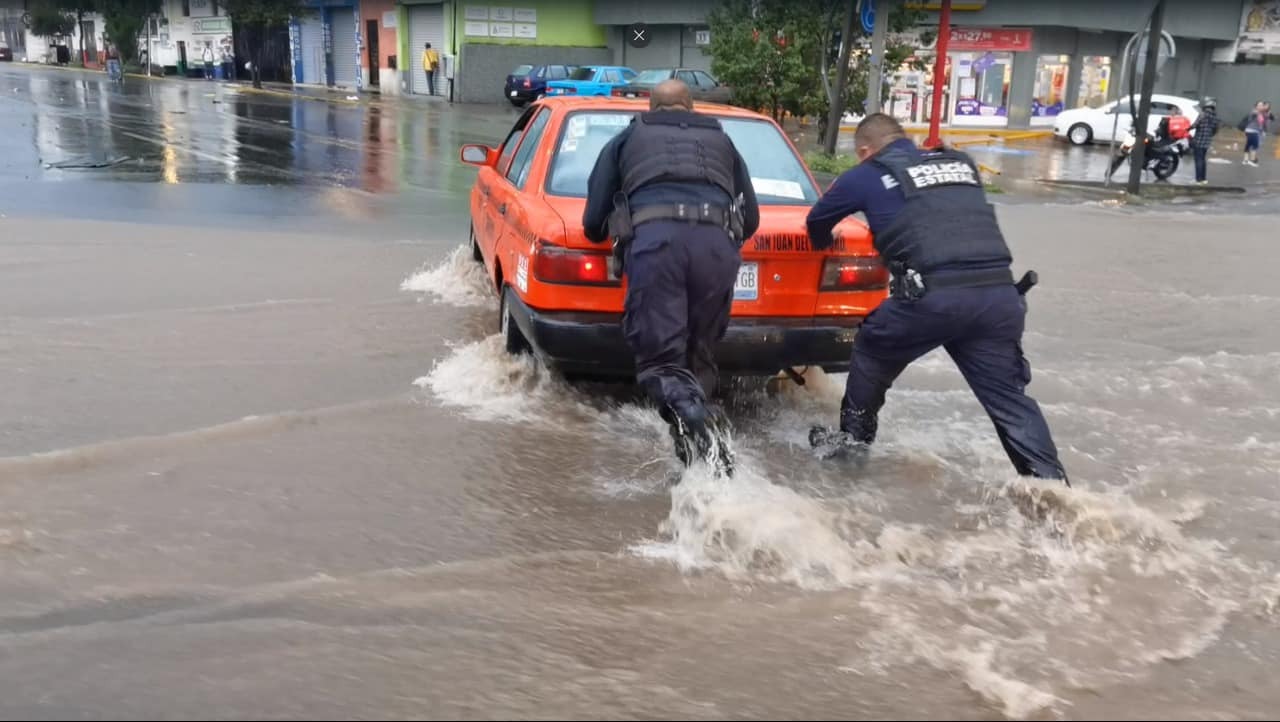 Lluvia colapsa a San Juan del R&iacute;o; se inundan calles y avenidas