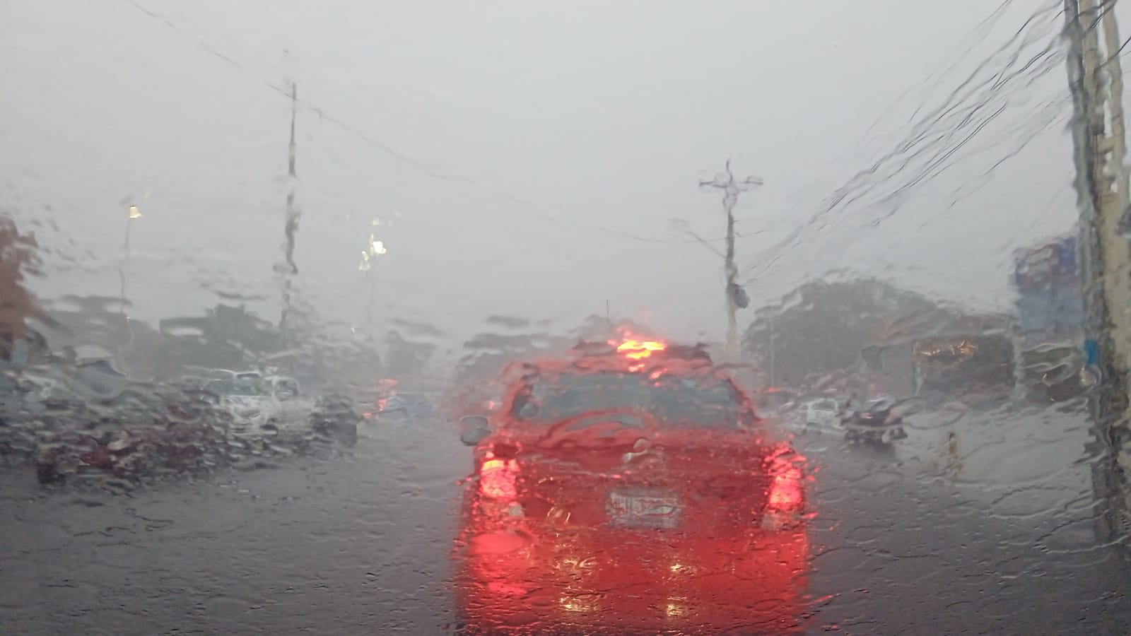 Lluvia desquicia la capital de Quer&eacute;taro; deja inundaciones, encharcamientos y autos varados