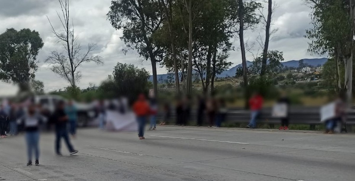 Manifestantes cierran la autopista M&eacute;xico-Quer&eacute;taro; hay bloqueo total a la circulaci&oacute;n
