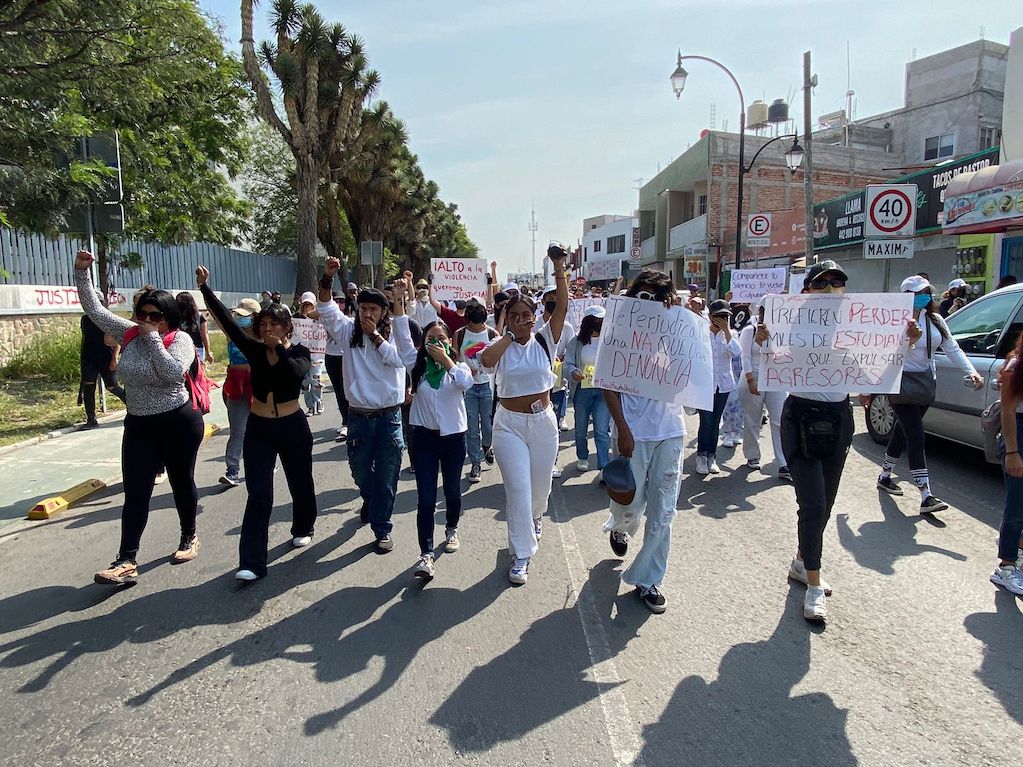 En silencio, estudiantes protestan contra las presuntas omisiones de la UAQ