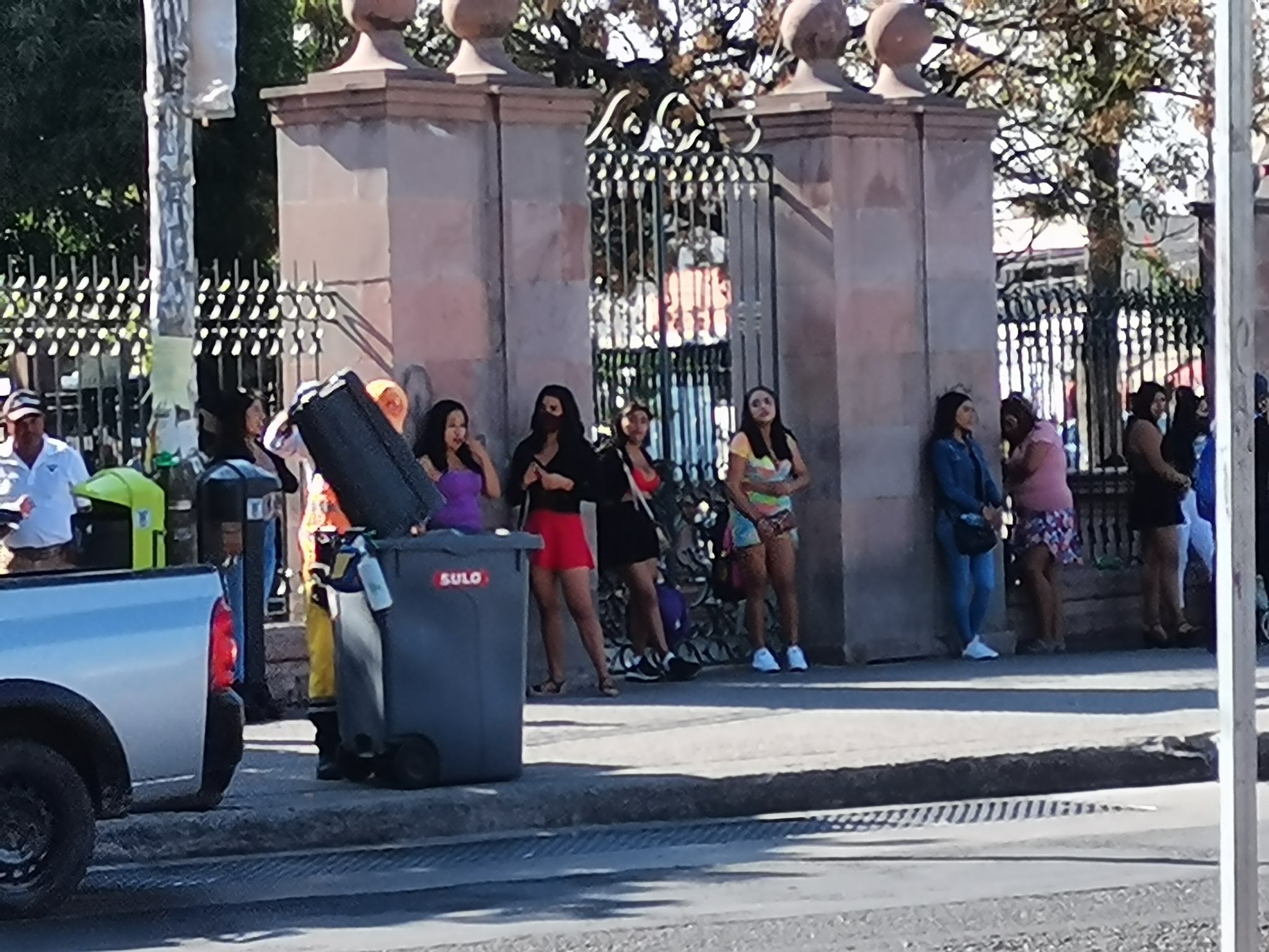 Denuncian presencia de trabajadoras sexuales en la Alameda Hidalgo, en Quer&eacute;taro