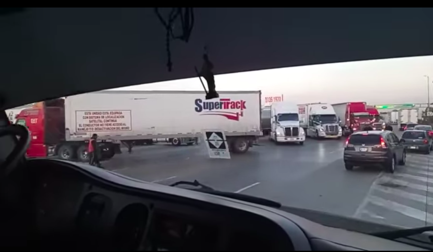 Transportistas bloquean en ambos sentidos la autopista M&eacute;xico-Queretaro