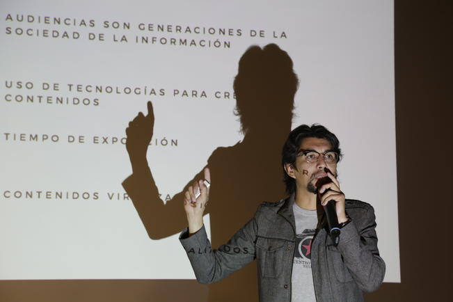 Demian Ch&aacute;vez expone crisis del fotoperiodismo