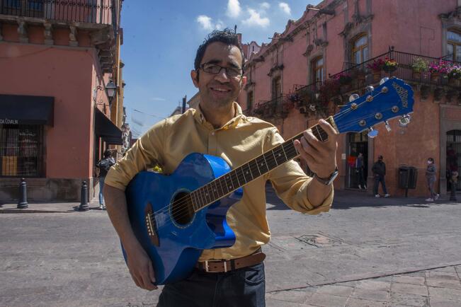 Jairo Guitarreao, el venezolano que encontr&oacute; en Quer&eacute;taro un lugar para cantar