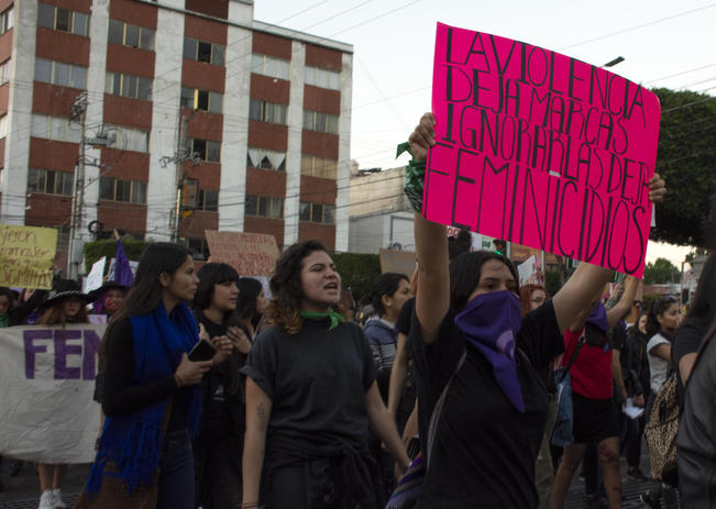 Feministas piden a Francisco Dom&iacute;nguez vetar la &ldquo;Ley garrote&rdquo;