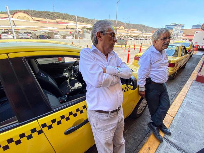 Ante Covid-19, taxistas esperan horas para dar un servicio