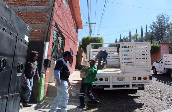Entregan apoyos para mejorar viviendas en colonia Zapata