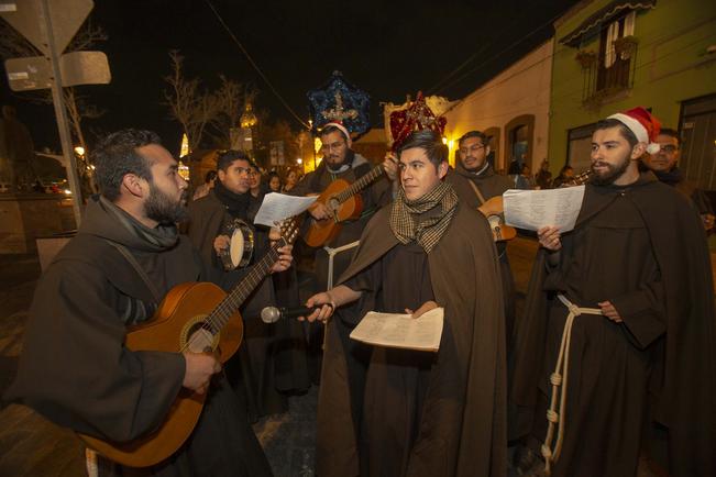 Vecinos celebran posada en La Santa Cruz