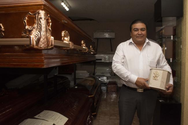 A pesar de las dificultades que implica trabajar en una funeraria, Roberto Torres comparte orgulloso que ama su trabajo.